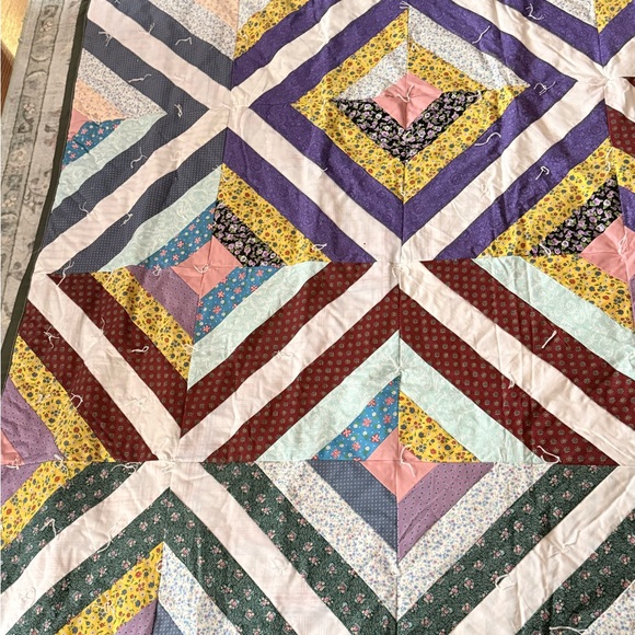 Patchwork Quilt with Multicolor Design - Picture 4 of 6